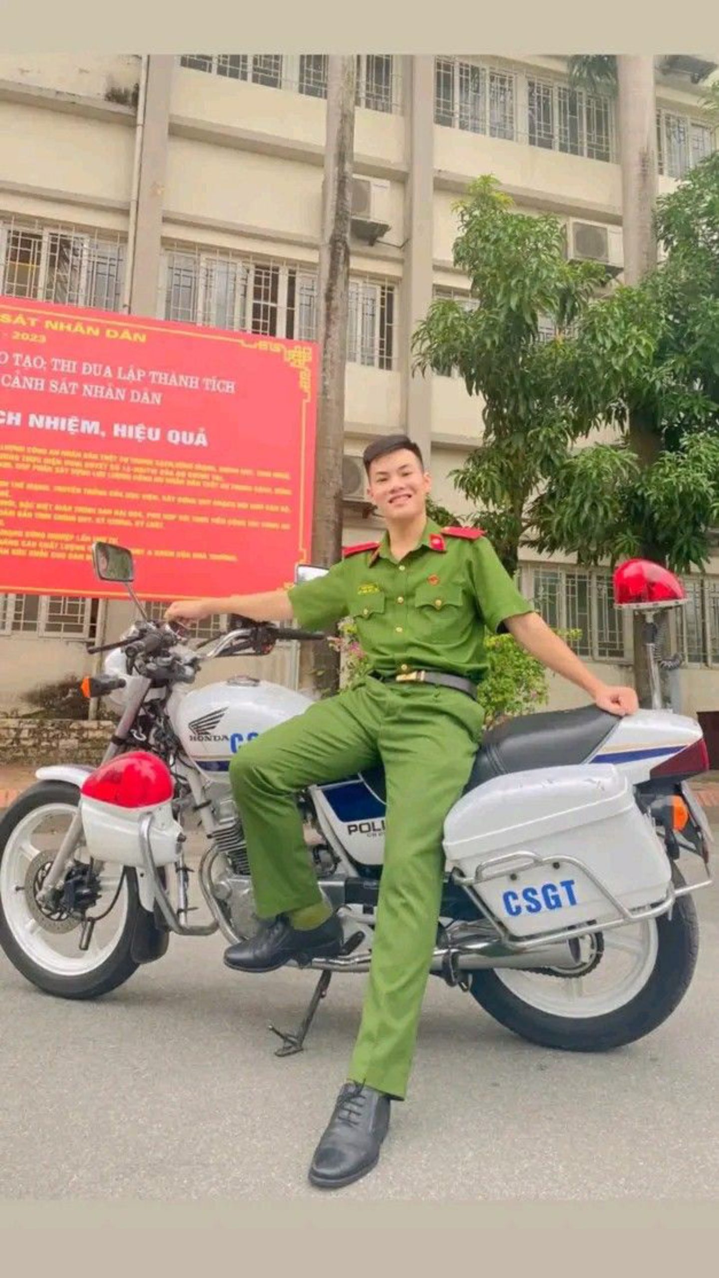 ảnh công an đang làm nhiệm vụ ảnh công an đẹp và ấn tượng