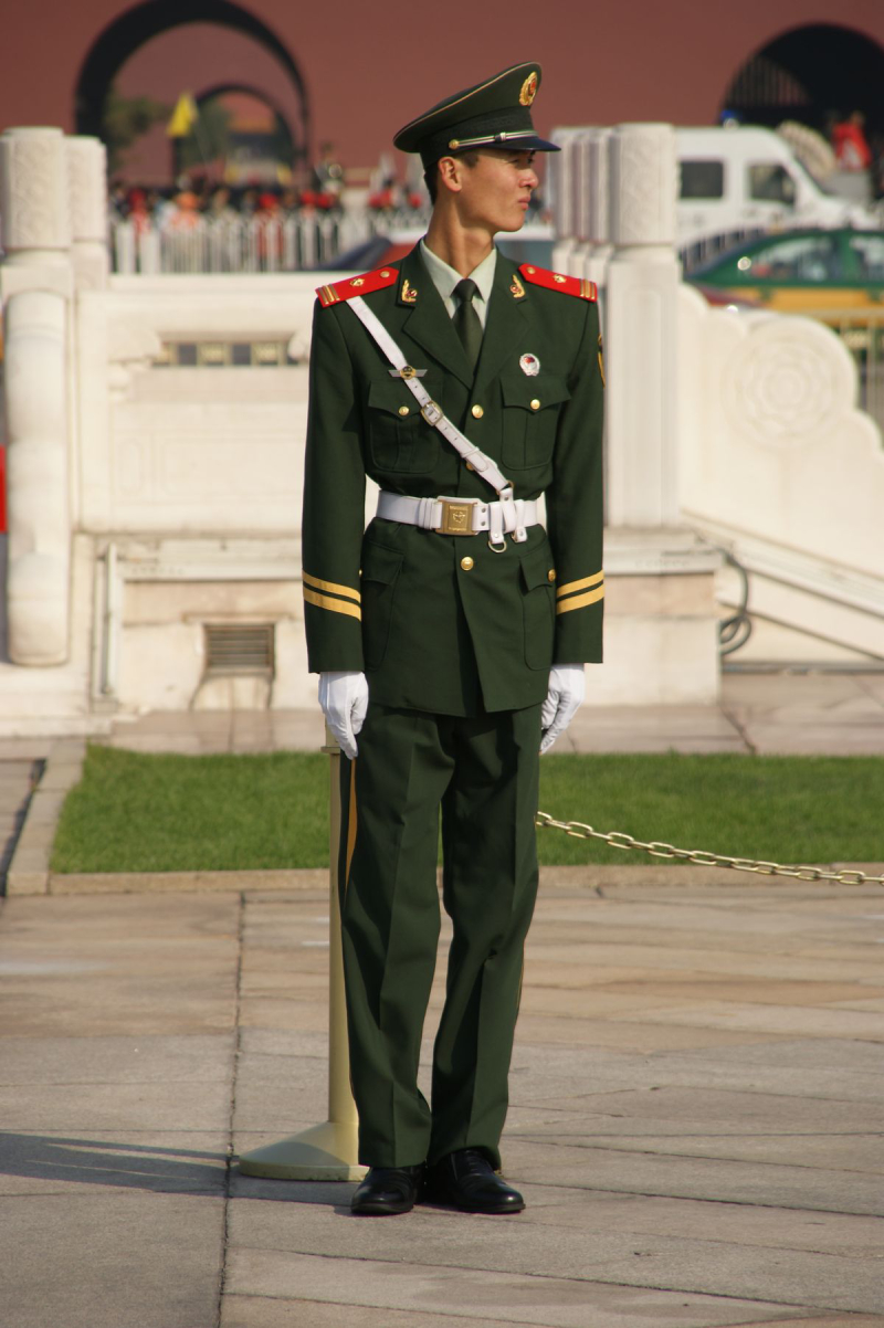ảnh công an đứng làm nhiệm vụ