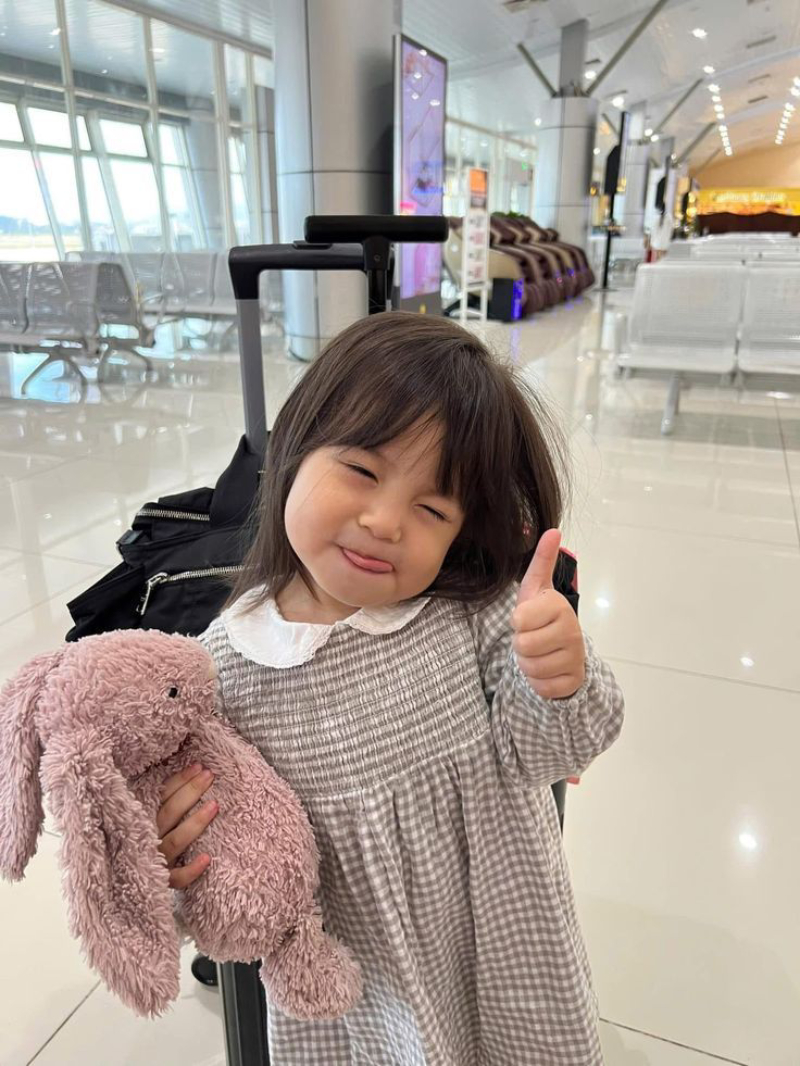 ảnh em bé cute chụp cận mặt