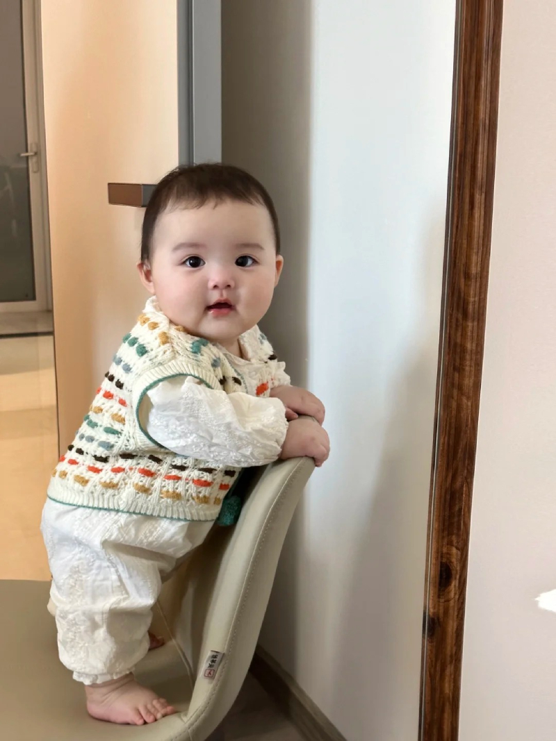 ảnh em bé cute đang cười