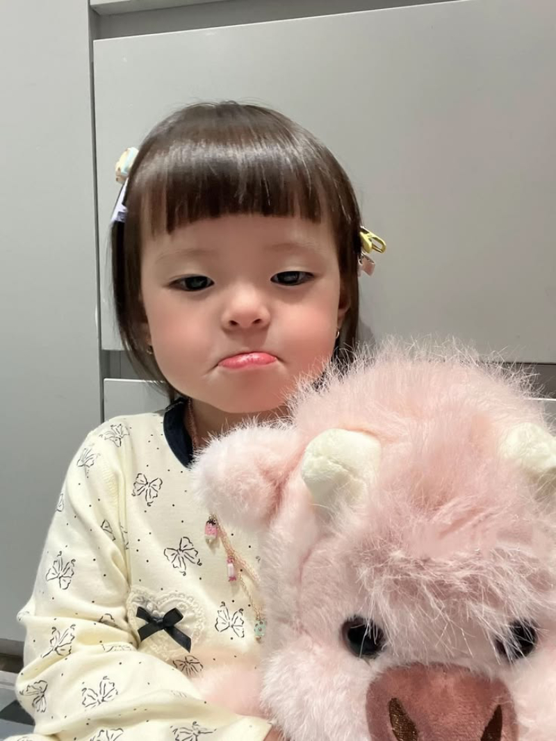 ảnh em bé cute đang vui chơi