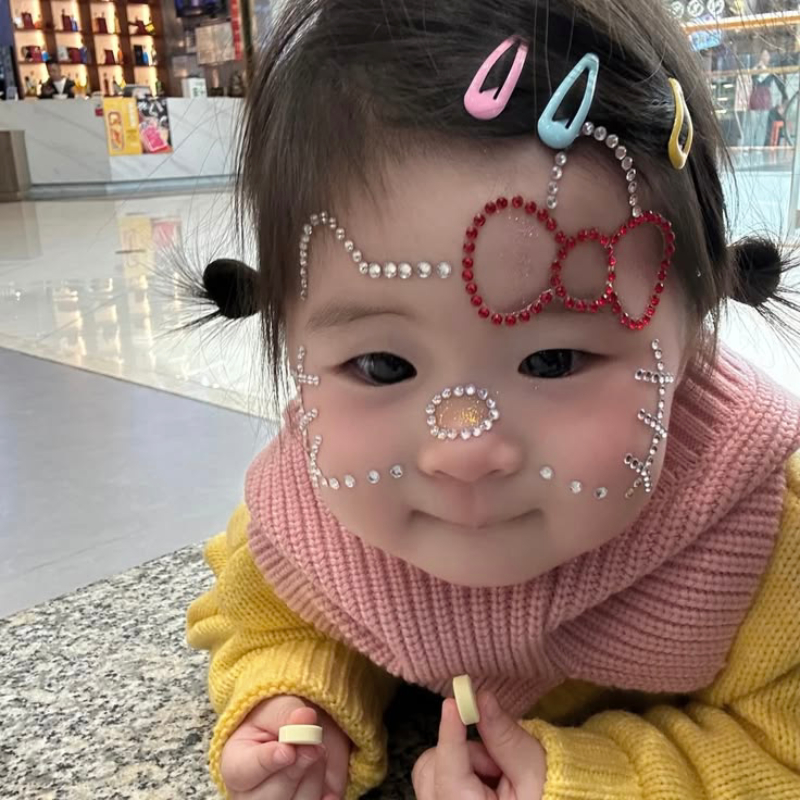 ảnh em bé cute mặc đồ đáng yêu