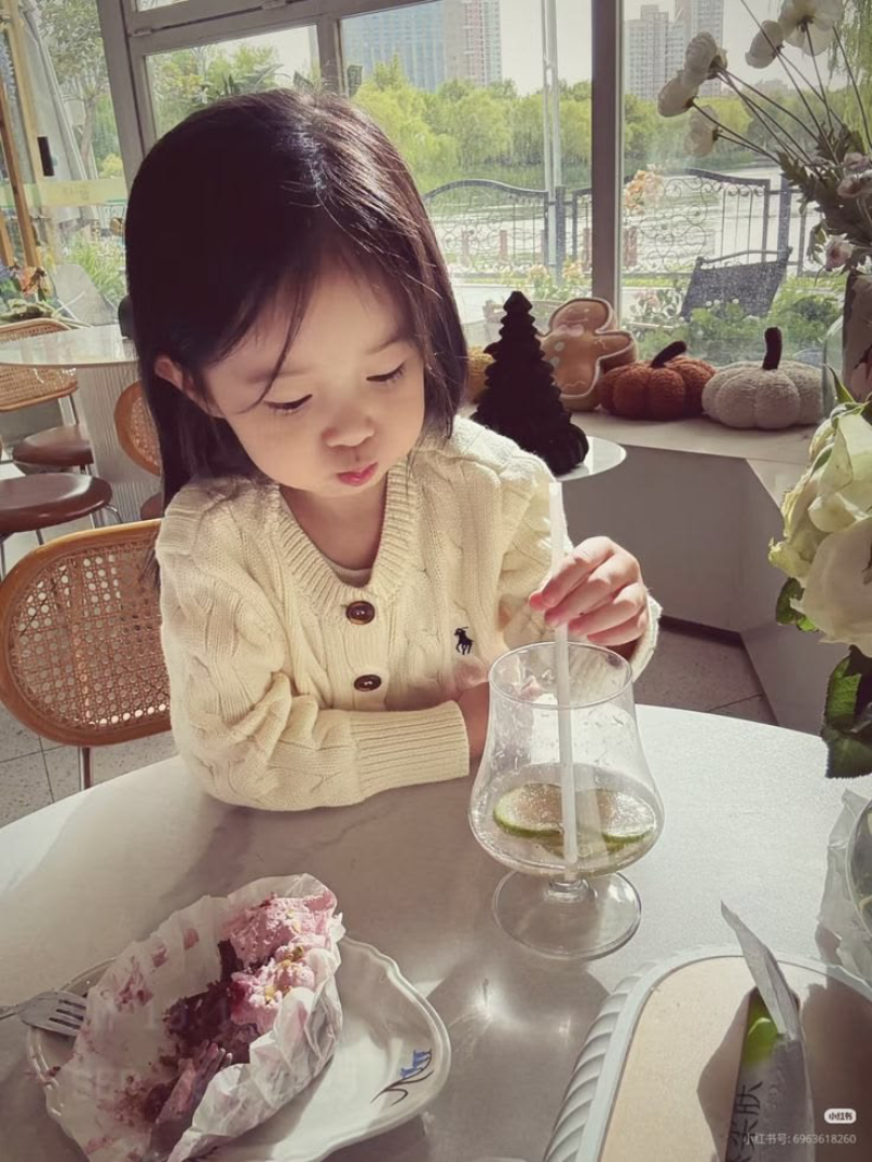 ảnh em bé cute ngoài trời