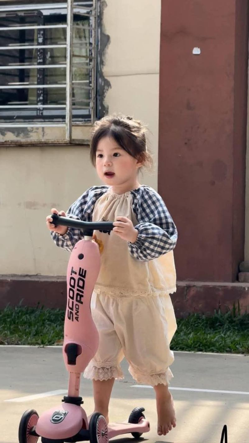 ảnh em bé cute trong căn phòng
