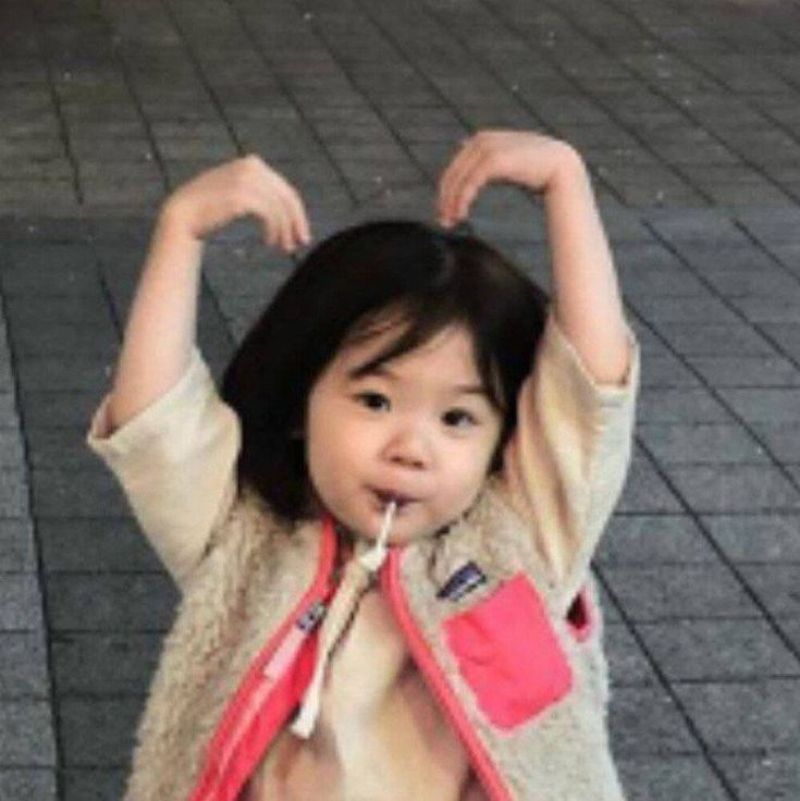 ảnh em bé cute trong khung cảnh tự nhiên