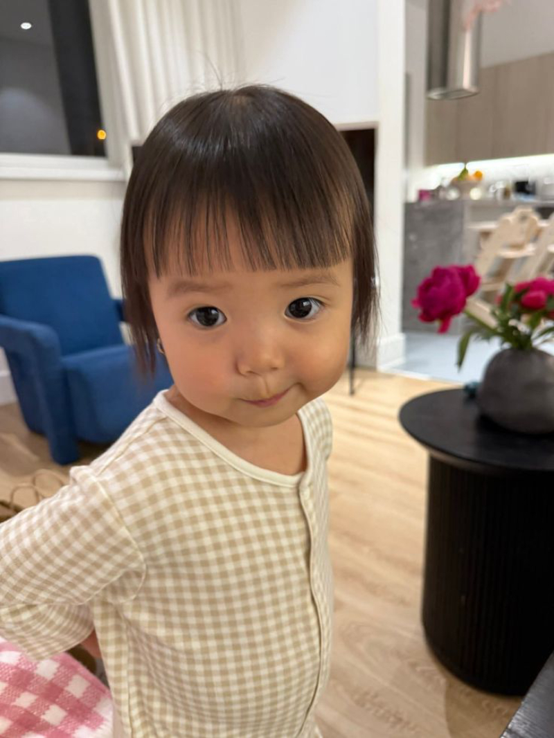 ảnh em bé cute với biểu cảm đáng yêu