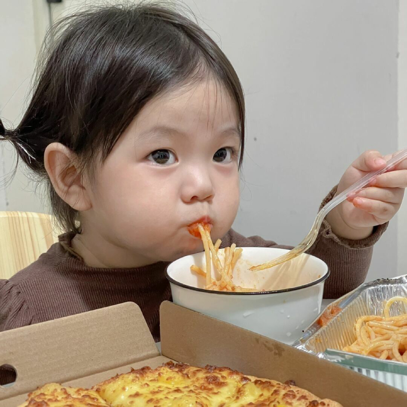 ảnh em bé cute với đôi mắt long lanh