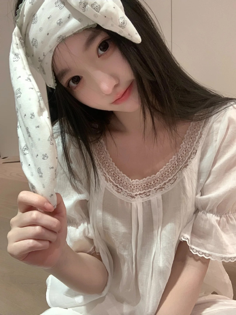 ảnh gái cute tạo dáng trước gương