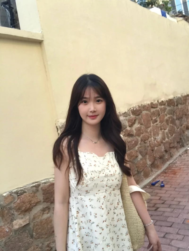 ảnh gái cute với trang phục nữ tính