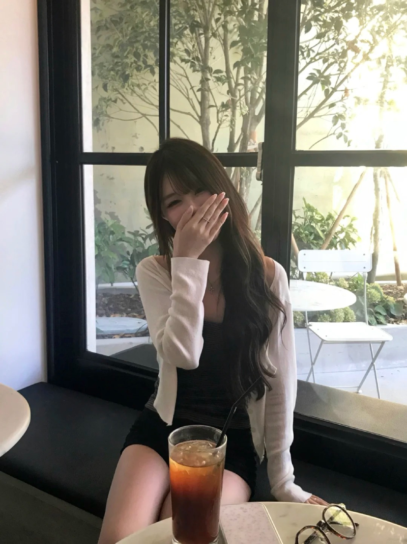 ảnh girl xinh tạo dáng che mặt