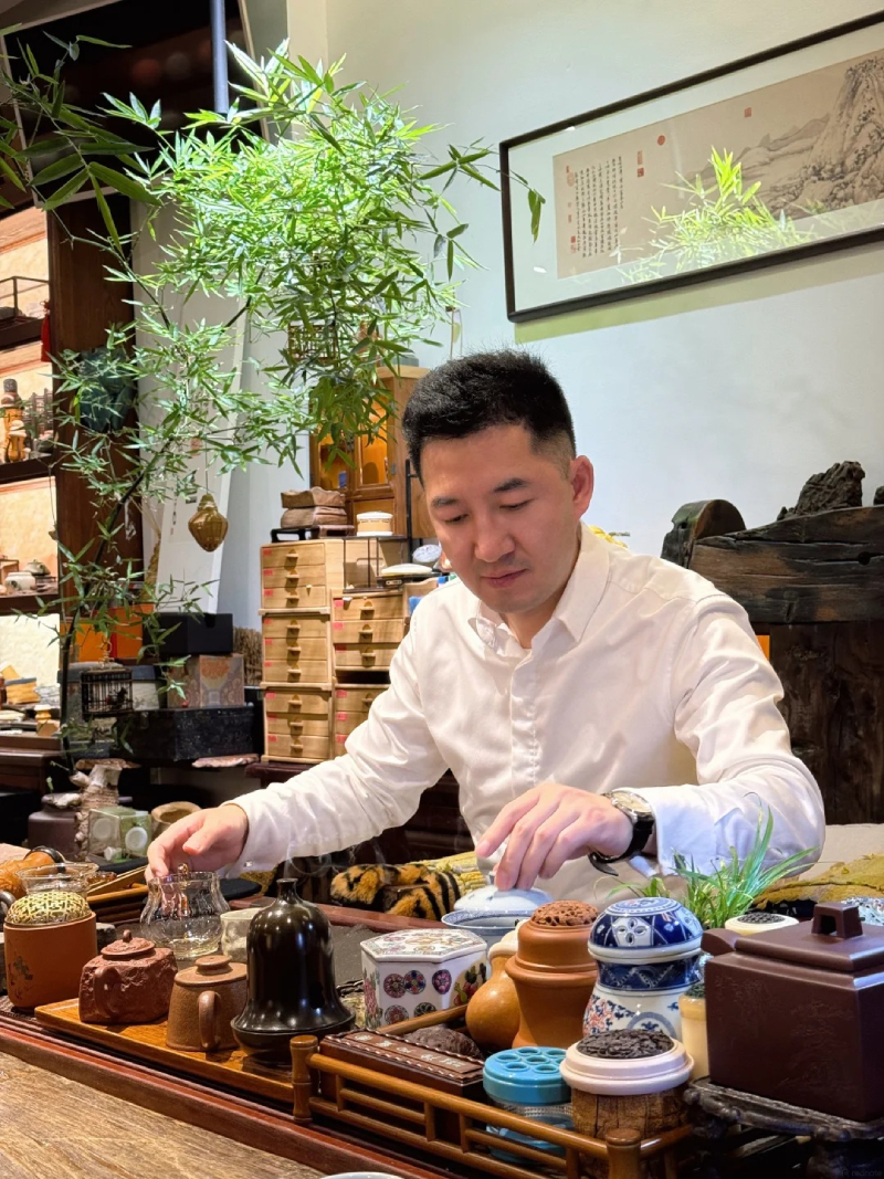 ảnh nam mặc vest ngồi trong văn phòng