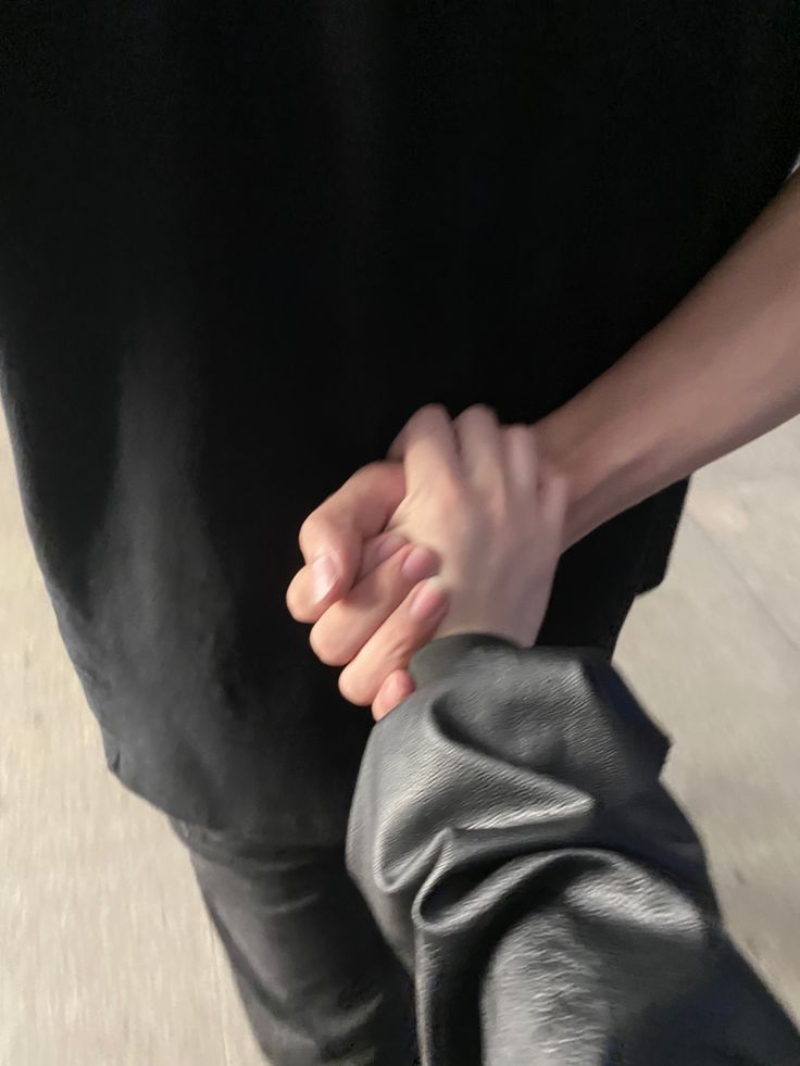 ảnh nắm tay cùng người yêu