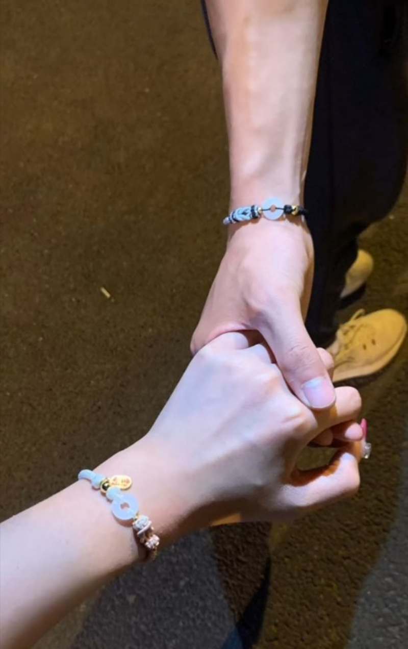 ảnh nắm tay đầy cảm xúc