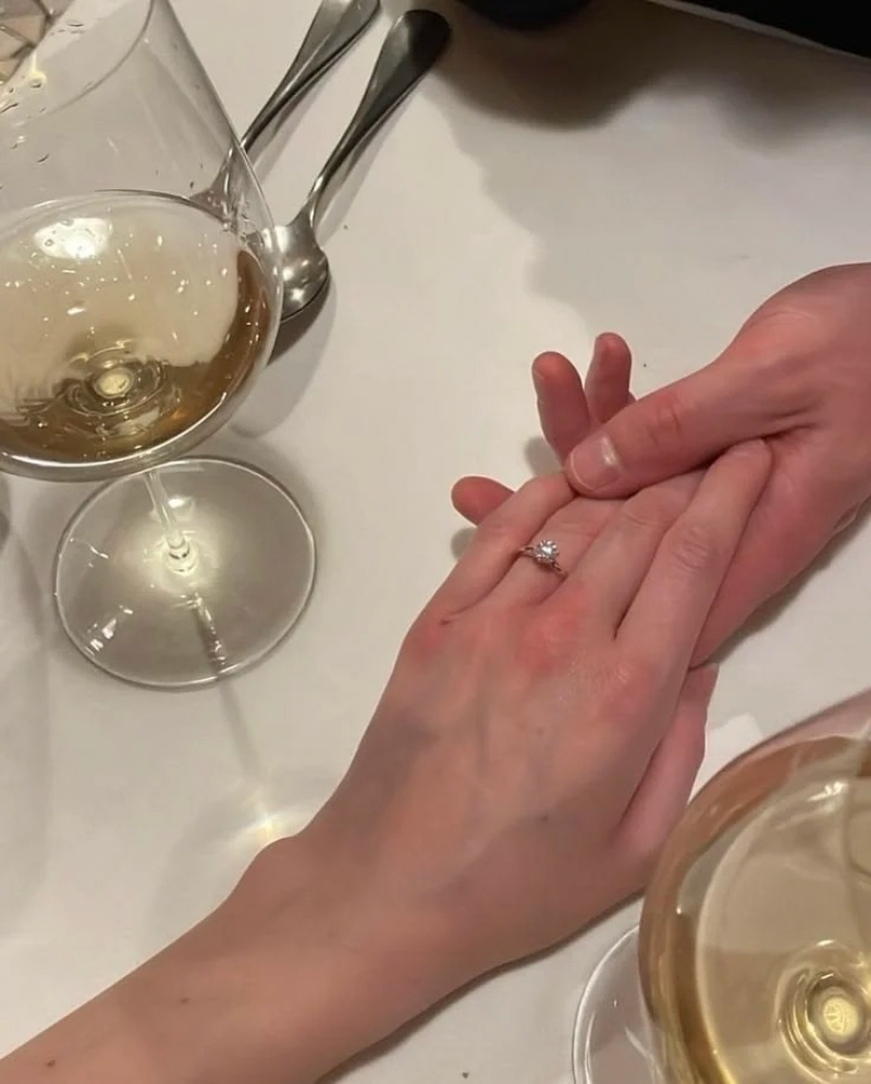 ảnh nắm tay đầy tình cảm