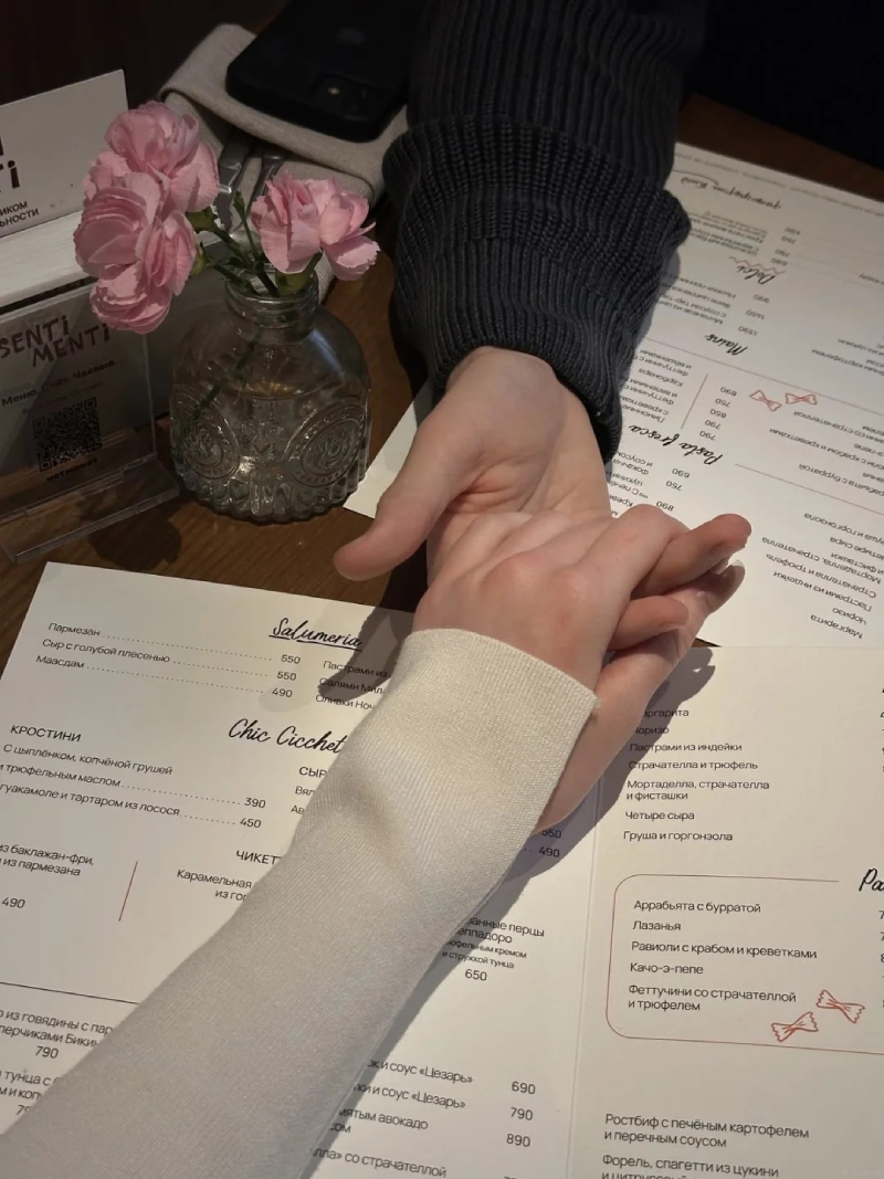 ảnh nắm tay đẹp và tự nhiên