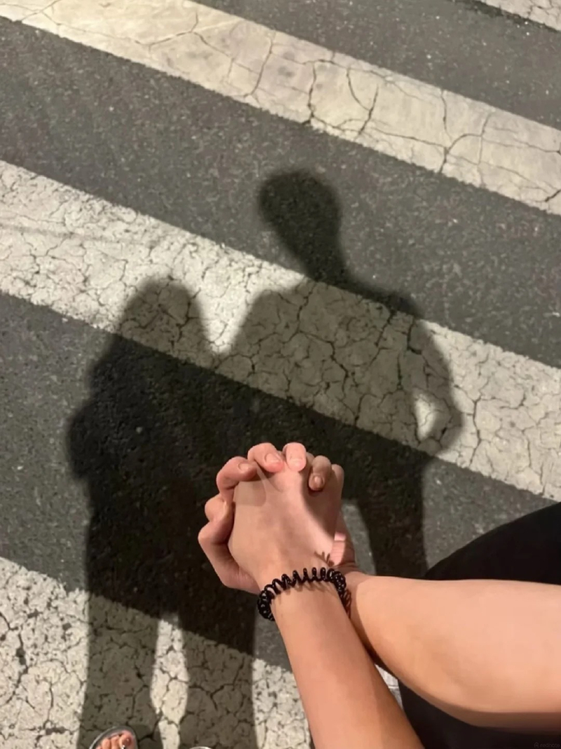 ảnh nắm tay đơn giản và tự nhiên