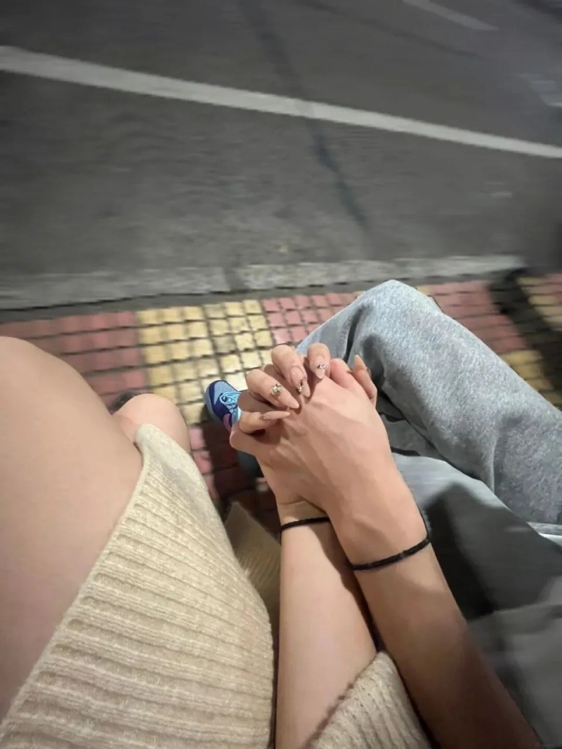 ảnh nắm tay khi đi dạo