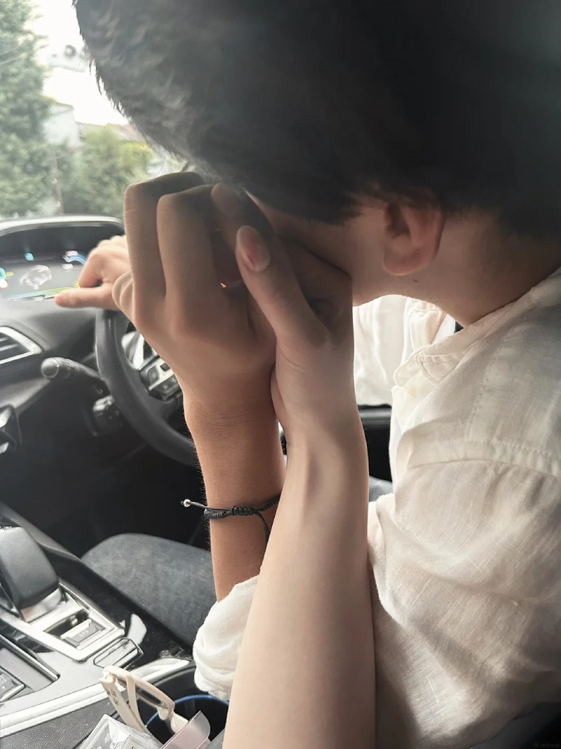 ảnh nắm tay mang vibe chill