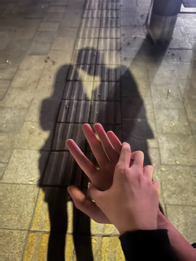 ảnh nắm tay với phong cách vintage