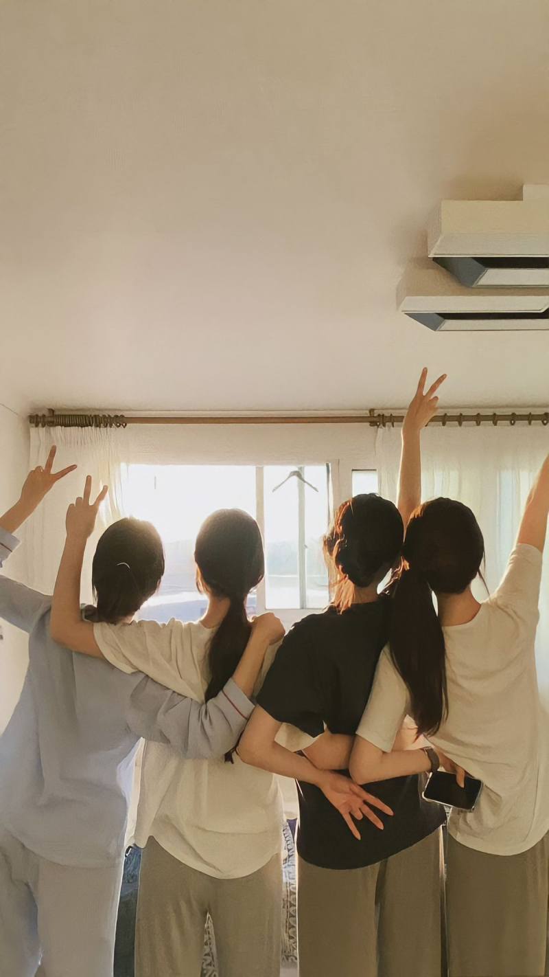 ảnh nhóm 4 người aesthetic