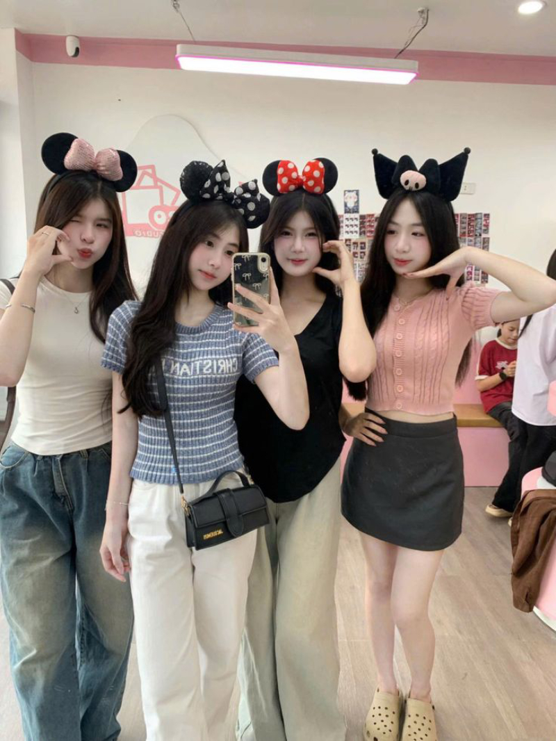 ảnh nhóm 4 người chụp cùng nhau