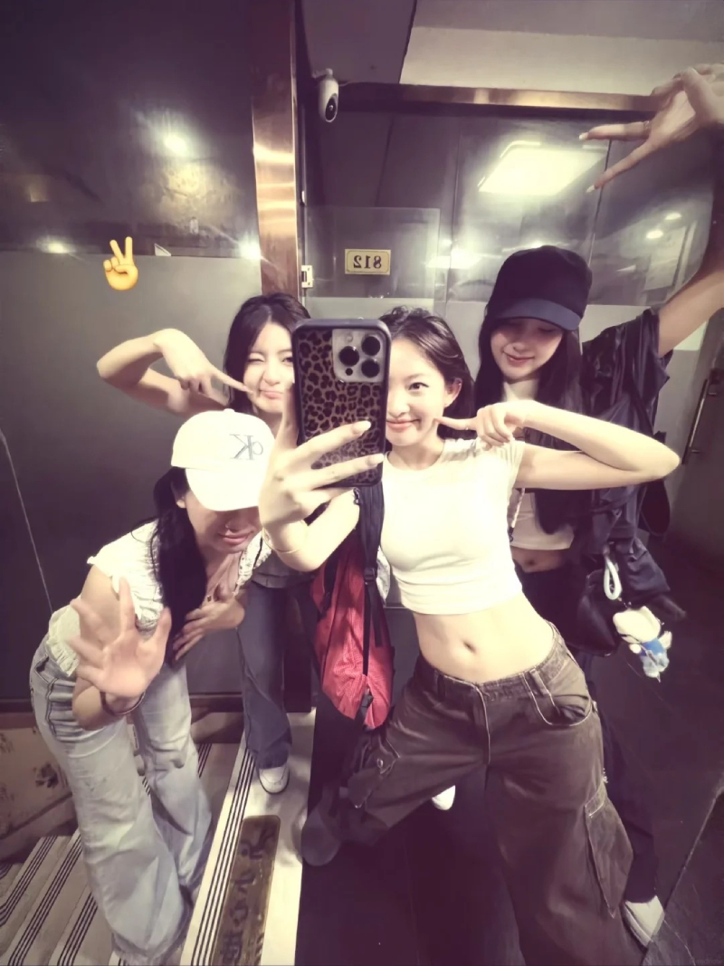 ảnh nhóm 4 người đi chơi