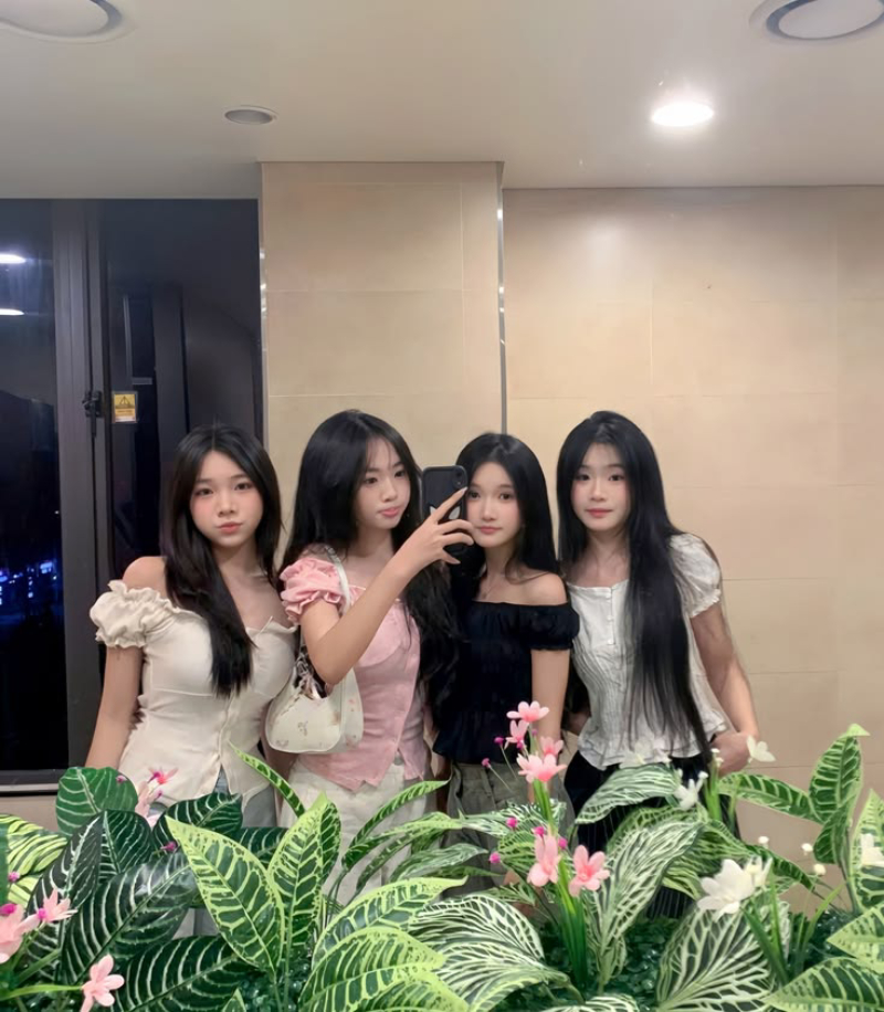 ảnh nhóm 4 người phong cách trẻ trung