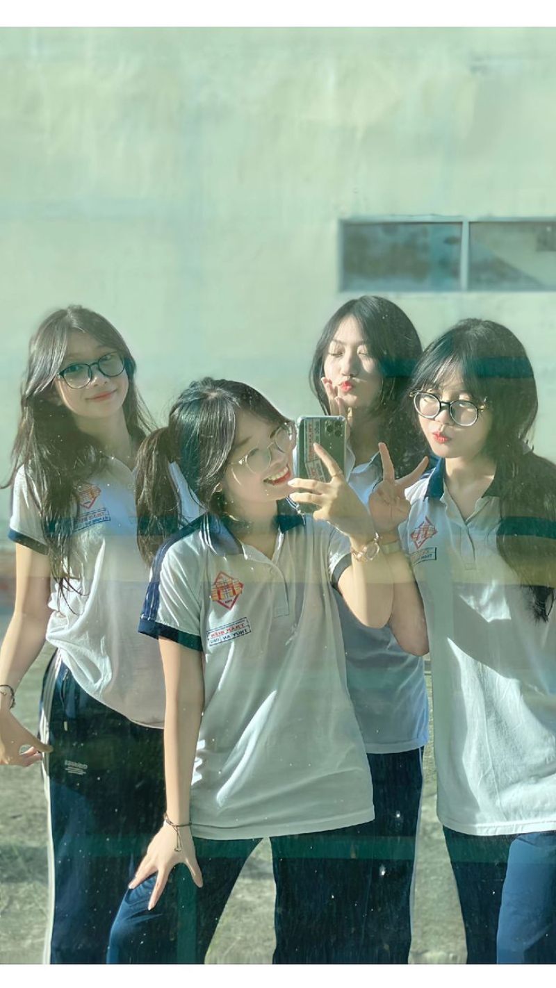 ảnh nhóm 4 người tạo dáng trước gương