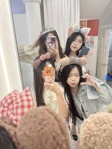 ảnh nhóm 4 người với outfit đồng điệu