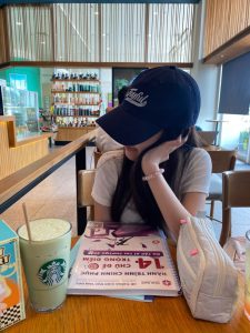 ảnh outfit kết hợp cách tạo dáng che mặt
