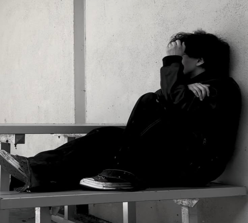 ảnh sad boy buồn trong đêm tối