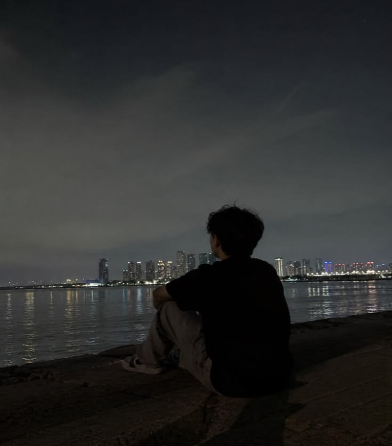 ảnh sad boy cô độc giữa thành phố