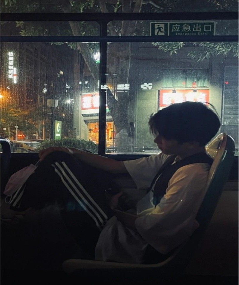 ảnh sad boy đầy tâm trạng và cảm xúc