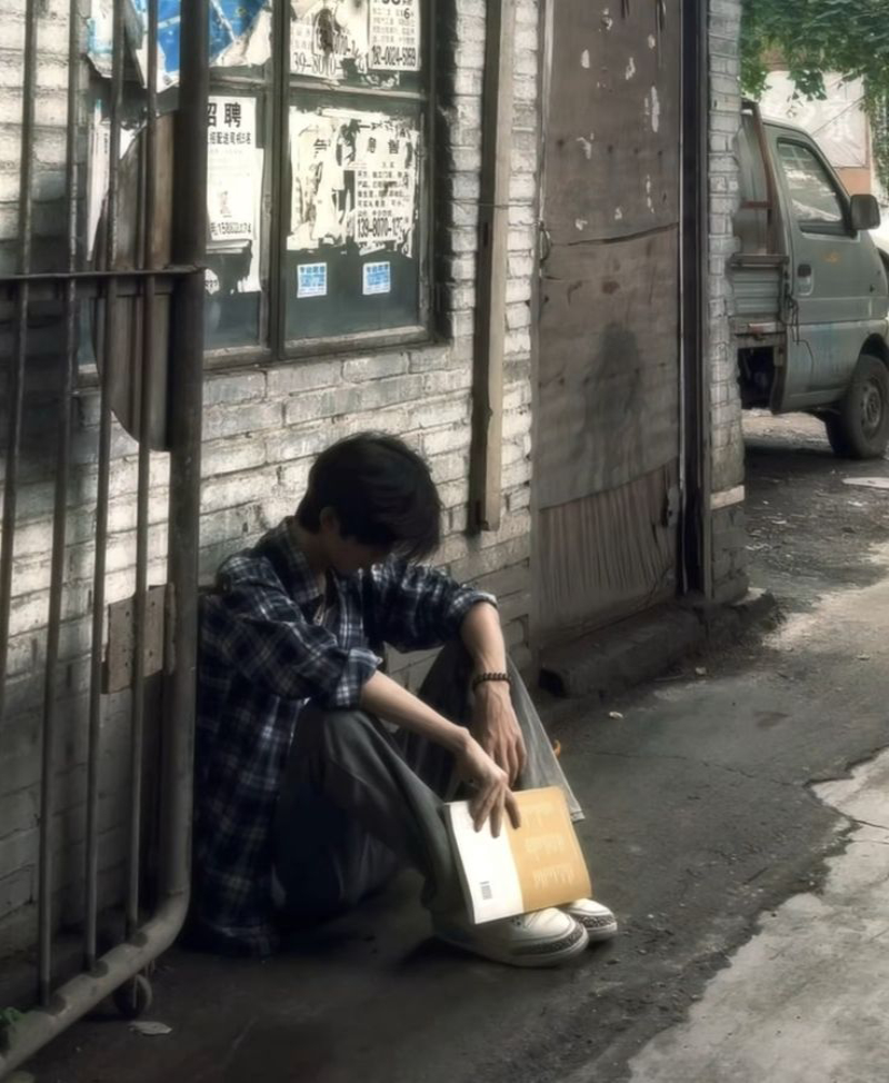 ảnh sad boy ngồi bên cửa sổ