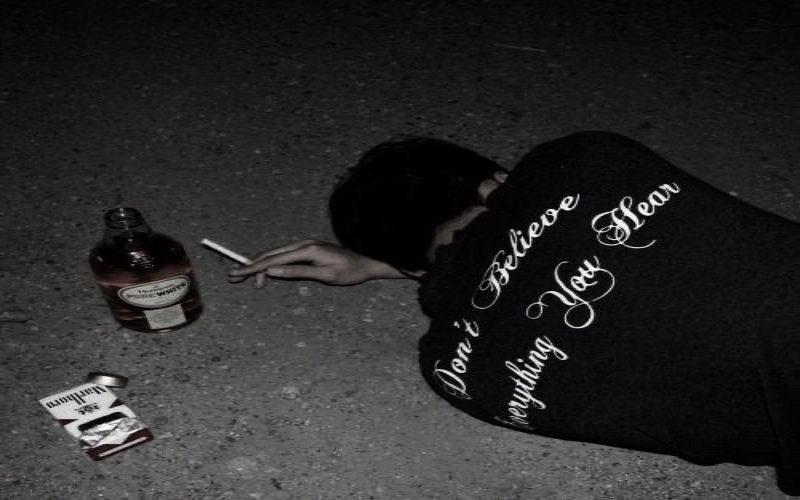 ảnh sad boy suy tư và trầm lắng