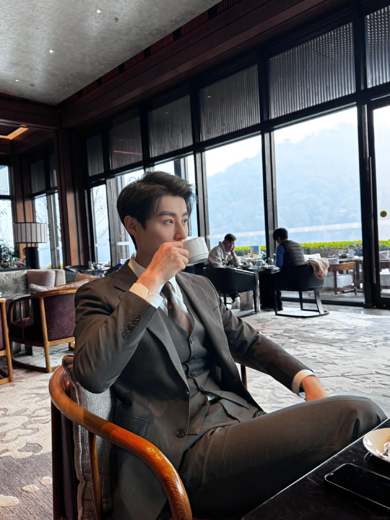 ảnh tổng tài đẹp trai đầy khí chất