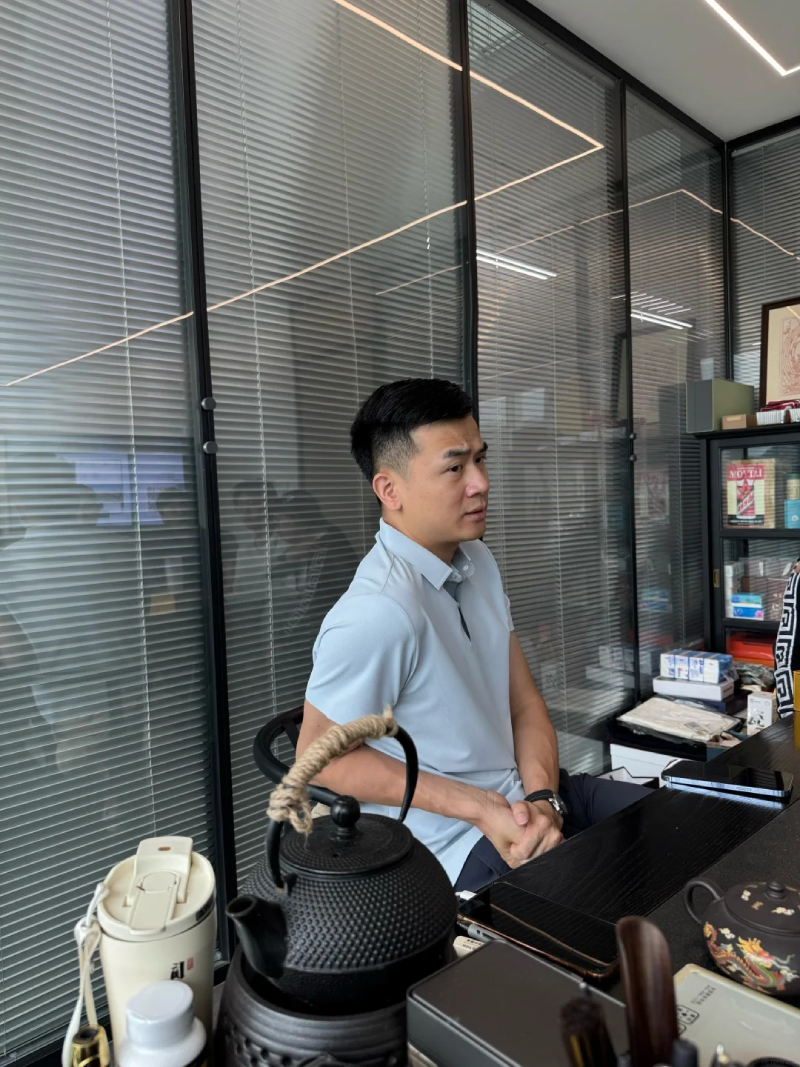 ảnh tổng tài với vẻ ngoài cuốn hút