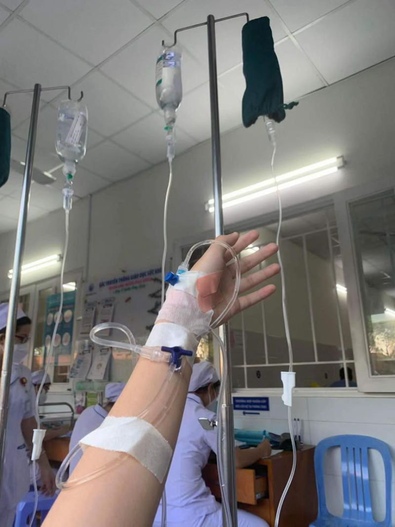 ảnh truyền nước ở tay nữ bên cạnh chai dịch
