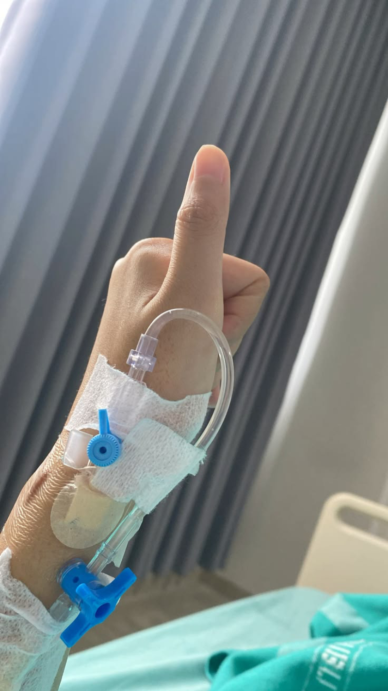 ảnh truyền nước ở tay nữ chân thực và rõ nét