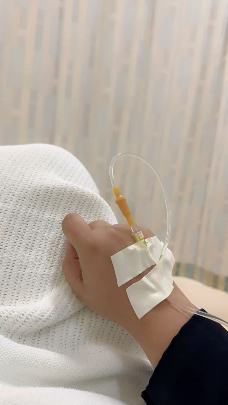 ảnh truyền nước ở tay nữ chụp cận cảnh bàn tay
