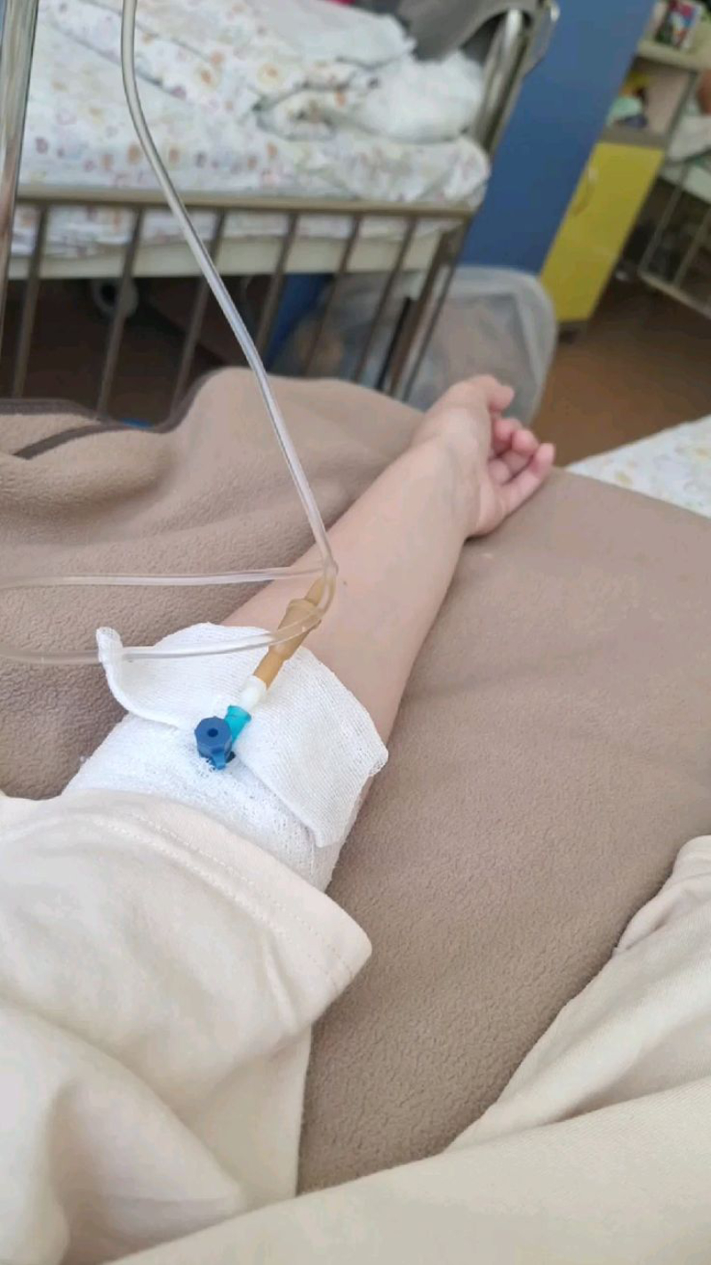 ảnh truyền nước ở tay nữ đang điều trị