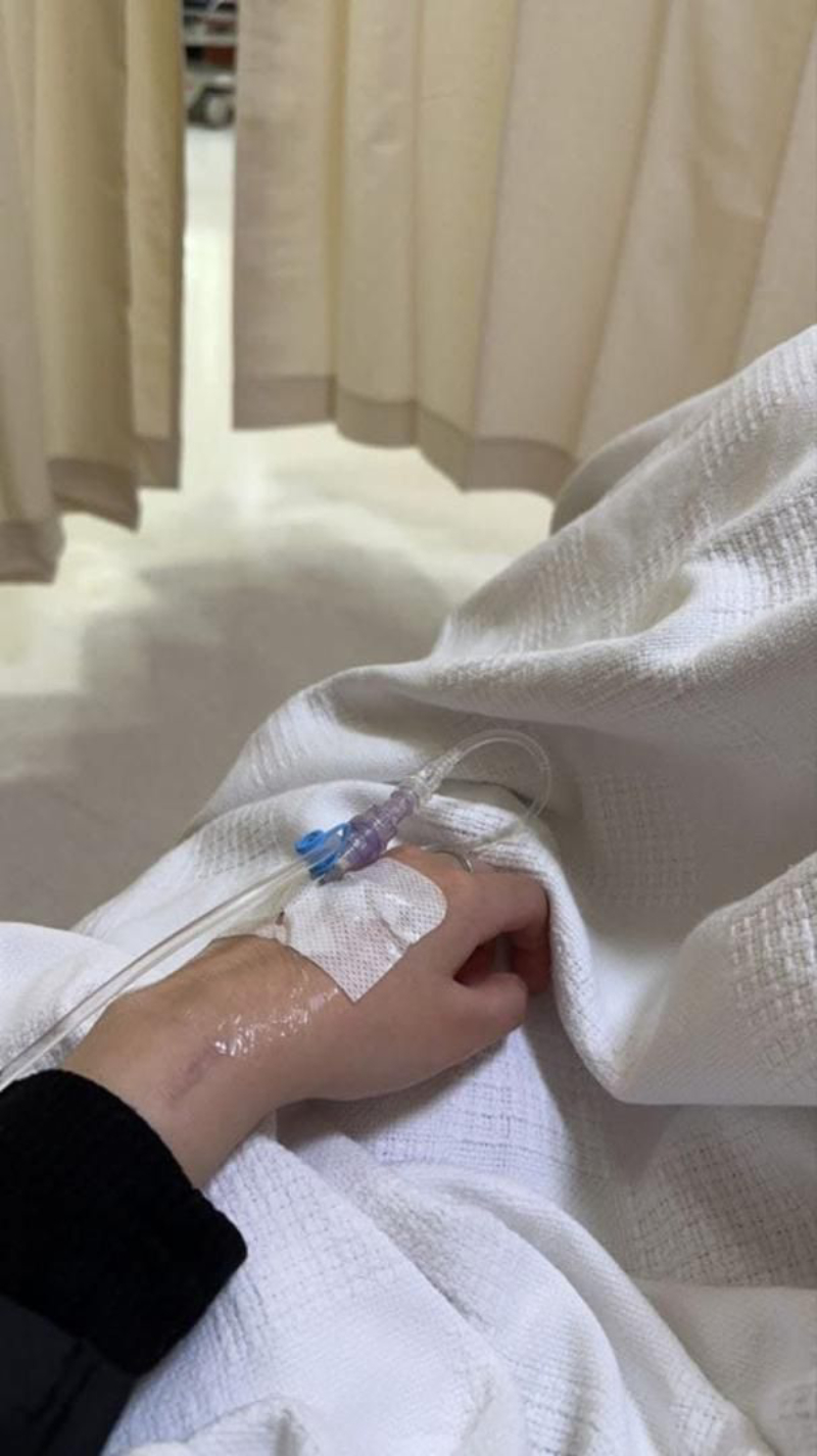 ảnh truyền nước ở tay nữ đang được chăm sóc