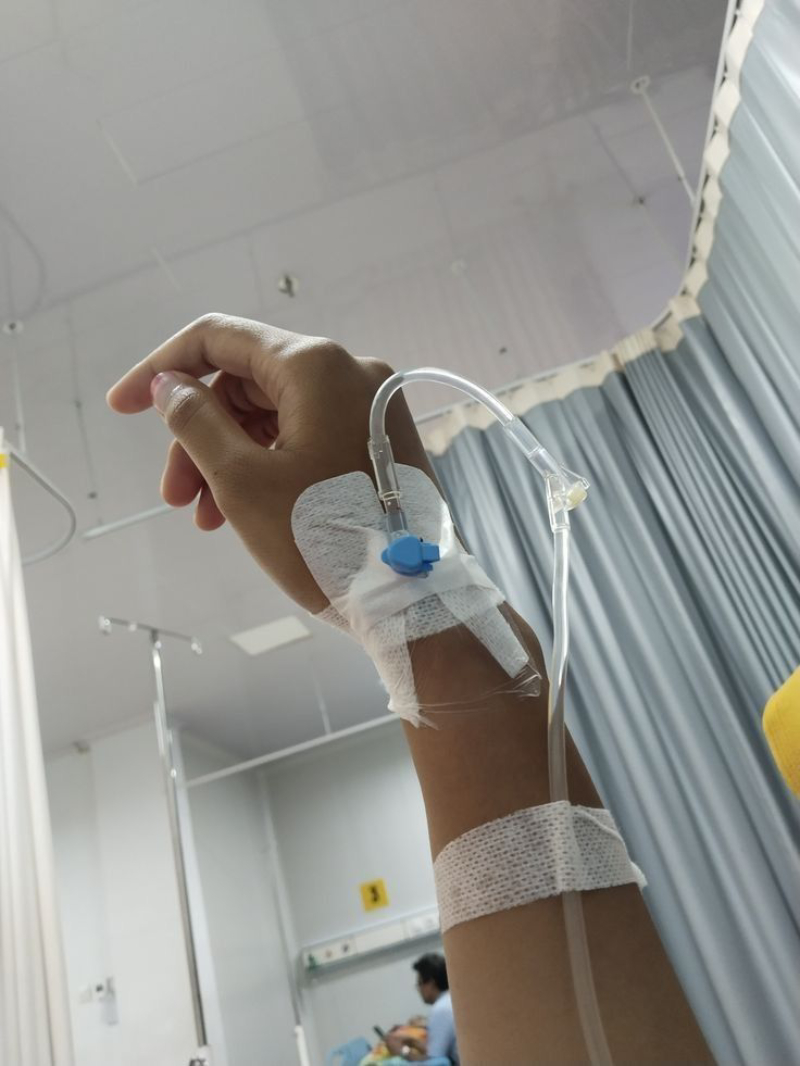 ảnh truyền nước ở tay nữ đang được theo dõi