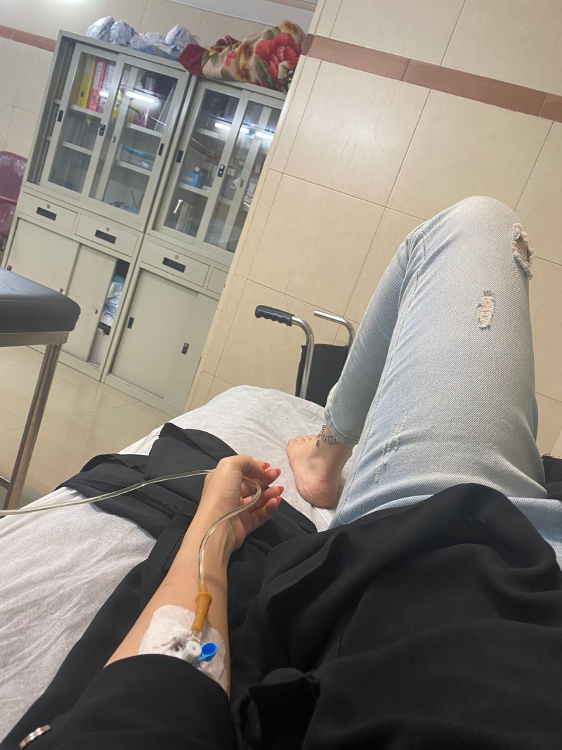 ảnh truyền nước ở tay nữ đang truyền dịch