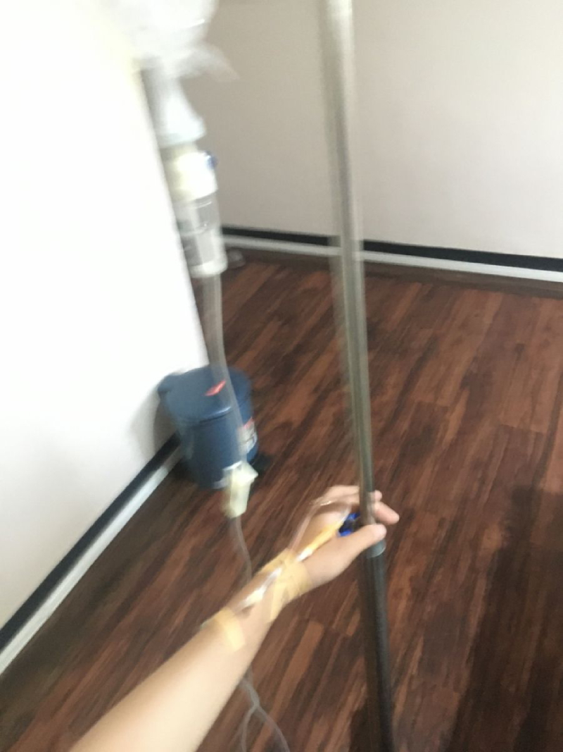 ảnh truyền nước ở tay nữ góc nhìn từ trên xuống