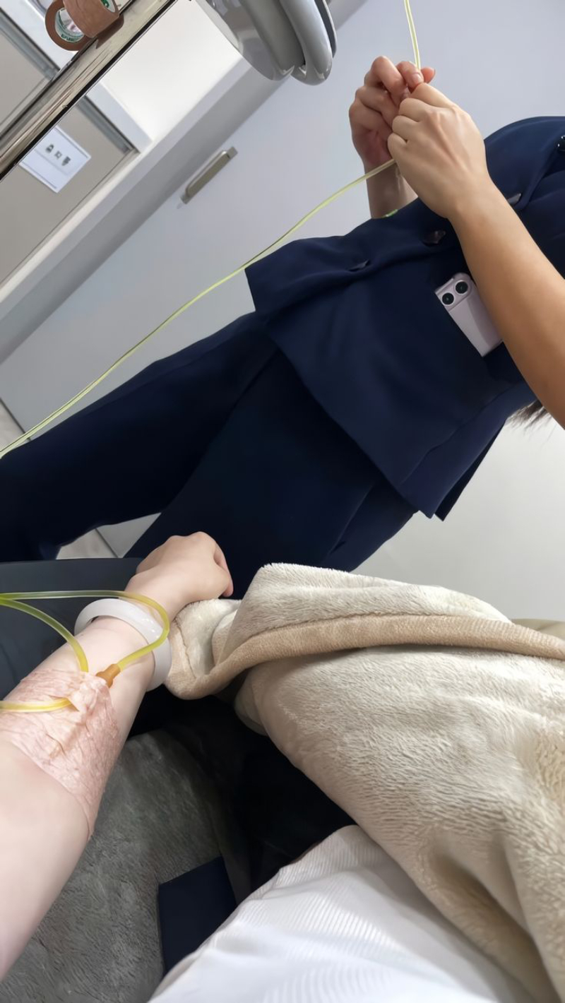 ảnh truyền nước ở tay nữ minh họa chăm sóc sức khỏe