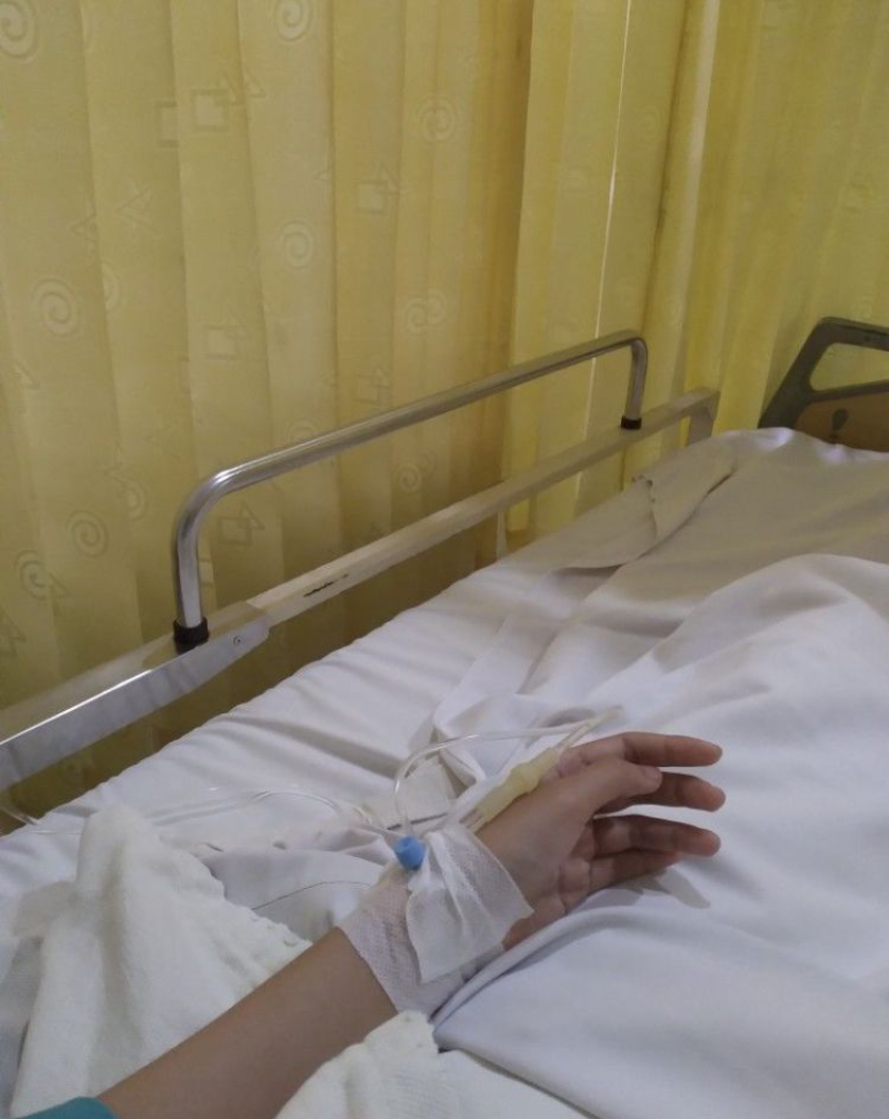 ảnh truyền nước ở tay nữ tại bệnh viện