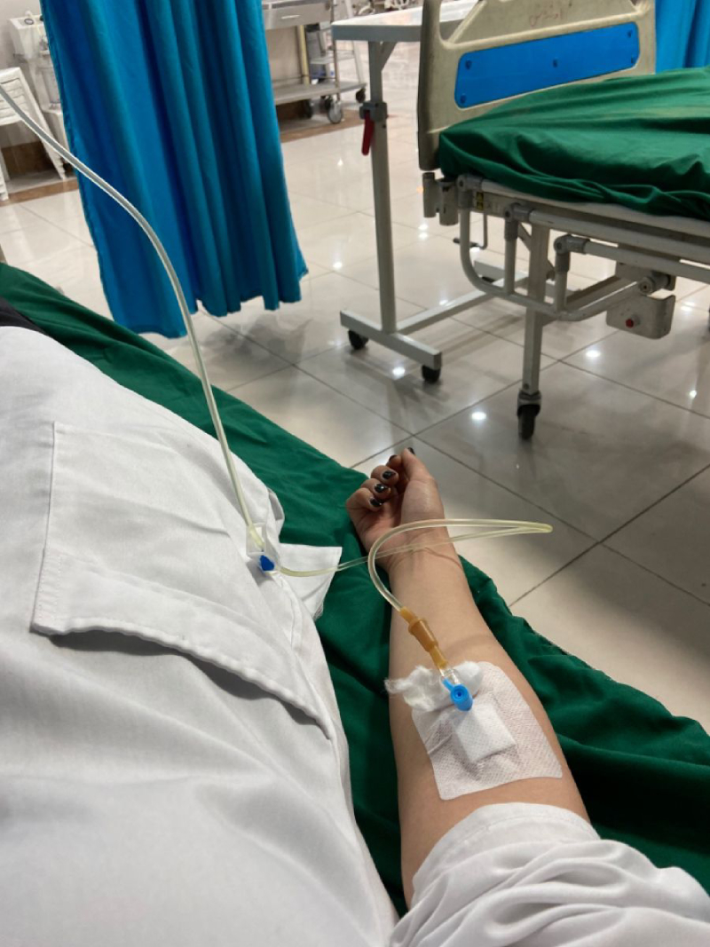 ảnh truyền nước ở tay nữ tại phòng khám