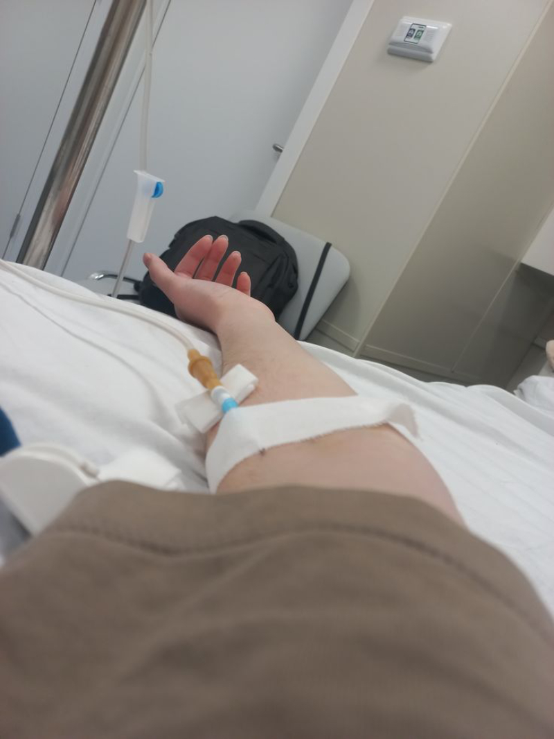 ảnh truyền nước ở tay nữ trên giường bệnh