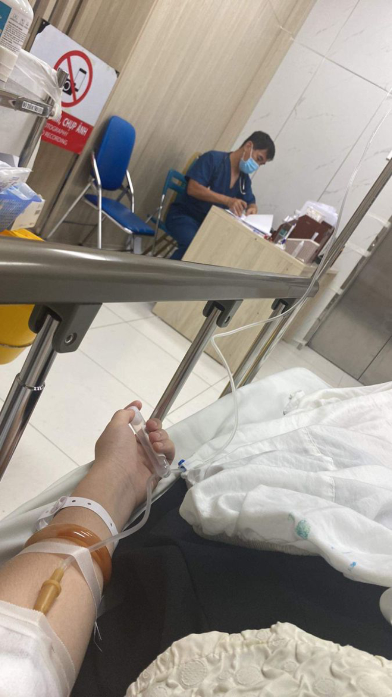 ảnh truyền nước ở tay nữ trong bệnh viện hiện đại